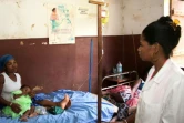 La petite Frangeline, victime de la rougeole, et sa mère Soa Robethine (au centre), dans un établissement de soins dans le village d'Anivorano, à Madagascar,le 27 février 2019