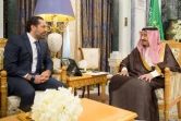 Une photo obtenue auprès du palais royal saoudien montrant le roi Salmane (D) recevant le Premier ministre libanais démissionnaire Saad Hariri (G) à Ryad le 6 novembre 2017