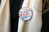 Une femme porte un pin's en faveur du "oui" pour la protection du droit à l'avortement, le 5 novembre 2023 à Columbus, dans l'Ohio