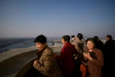 Des touristes chinois sur la tour du Juche à Pyongyang, le 15 avril 2019
