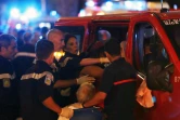 Des personnes réagissent, émues, après l\'attaque de Nice en France, le 15 juillet 2016