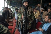 Des combattants talibans circulent parmi les spectateurs lors du championnat d'Afghanistan de bouzkachi à Kaboul, le 6 mars 2022