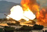 Photo fournie par l'agence officielle nord-coréenne KCNA le 26 avril 2017 d'exercices d'artillerie en Corée du Nord, date et lieu non précisés