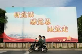 Une affiche "Ecoutez le parti, aimez le parti, suivez le parti" dans une rue de Huaxi, le 22 mai 2021 dans l'est de la Chine