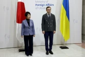 La cheffe de la diplomatie japonaise Yoko Kamikawa (G) et  son homologue ukrainien Dmytro Kuleba, le 7 janvier 2024 à Kiev