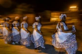 Des femmes interprètent la "fuite", danse traditionnelle de la communauté noire, lors des célébrations de l'enfant Jésus, le 18 février 2018 à Quinamayo, en Colombie