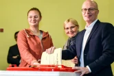 Le maire de Hambourg, Peter Tschentscher, candidast pour le parti social-démocrate (SPD) vote aux côtés de sa femme Eva Maria (2e d), le 23 février 2020 en Allemagne
