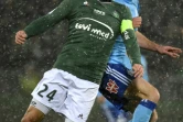 Le capitaine stéphanois Loïc Perrin (g) dispute un ballon aérien avec l'attaquant marseillais Valère Germain, le 9 février 2018 au stade Geoffroy-Guichard