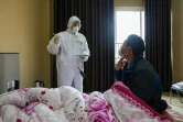 Un docteur s'entretient avec une patiente le 3 février 2020 dans une zone mise sous quarantaine à Wuhan