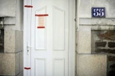 Photo prise le 23 avril 2011 à Nantes de scellés apposés sur la porte d'entrée du domicile de Xavier Dupont de Ligonnès, soupçonné d'avoir tué sa femme et ses quatre enfants en 2011