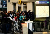 Foule à l'entrée d'une station de métro à Paris, le 20 décembre 2019