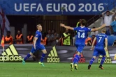 L'attaquant Kolbeinn Sigthorsson (à gauche) auteur du 2e but islandais face à l'Angleterre, en 8e de finale de l'Euro, à Nice, le 27 juin 2016