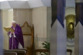 Photo prise et diffusée le 27 mars 2020 par le service de presse du Vatican montrant le pape François priant lors d'une messe matinale célébrée dans la chapelle de la Maison Sainte-Marthe