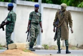 Des soldats rebelles près de l'entrée du quartier général de l'armée ivoirienne à Abidjan le 12 mai 2017