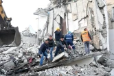 Des secouristes fouillent les décombres d'un immeuble effondré à Thumane, à 34 kilomètres au nord-ouest de Tirana, après un séisme en Albanie le 26 novembre 2019