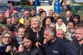 Marine Le Pen (c), candidate FN à la présidentielle, le 26 avril 2017 à Amiens