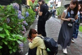 Des participants à une promenade photographique dans les rues de Kamakura, le 29 juin 2024 au Japon