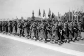 Des goumiers, soldats supplétifs fournis à l'armée française par des tribus algériennes ou marocaines, défilent le 14 juillet 1945 à Paris