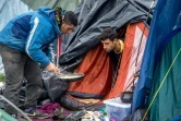 Des hommes se préparent à manger dans le camp de migrants de Grande-Synthe, près de Dunkerque, dans le nord de la France, le 20 octobre 2015