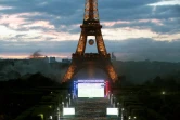 Des supporteurs de foot regardent un match sur écran géant pendant l'euro-2016 dans la fanzone installée sur le Champ-de-Mars à Paris le 10 juillet 2016