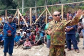 Michael Band, officier des forces de défense de Papouasie-Nouvelle-Guinée, s'entretient avec des habitants sur le site d'un glissement de terrain dans le village de Mulitaka, dans la province d'Enga en Papouasie-Nouvelle-Guinée, le 26 mai 2024