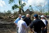 Le président américain, au centre, avec sa femme Melania Trump, casquette USA sur la tête, sont en Floride le 15 octobre 2018, cinq jours après le passage de l'ouragan dévastateur Michael 