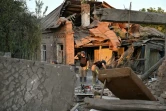 Des secouristes déblaient les décombres d'une maison détruite par une frappe à Bilopillya, près de la frontière russe, dans la région ukrainienne de Sumy, le 18 août 2024