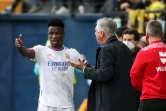 L'entraîneur du Real Madrid's Carlo Ancelotti donne des consignes à Vinicius Jr contre Villarreal au stade de La Ceramica, le 12 février 2022 