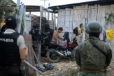 Des militaires et des policiers participent à une opération de récupération de maisons détournées par des trafiquants de drogue à Duran, le 23 juillet 2024 en Equateur
