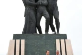 Le président français Emmnuel Macron et le ministre tunisien de la Défense, Abdelkarim Zebidi, devant le monument des martyrs de l'indépendance, le 1er février 2018 à Tunis