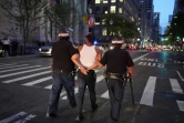 La police new-yorkaise emmène un manifestant menotté sur la 5e Avenue, à Manhattan, le 1er juin 2020
