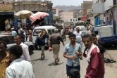 Des Yémenites dans une rue commerçante d'Aden le 11 août 2019