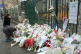 Des fleurs et messages de solidarité déposés, le 25 mars 2018, devant la gendarmerie de Carcassonne en hommage au lieutenant-colonel Arnaud Beltrame, mort sous les balles du tueur jihadiste de l'Aude après s'être substitué à une otage