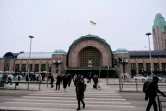 Le drapeau ukrainien flotte sur le toit de la gare centrale d'Helsinki, le 27 mars 2022