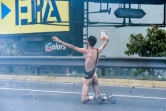 Un opposant nu, bible à la main, manifeste à Caracas, le 20 avril 2017 au Venezuela