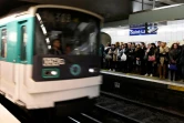Des usagers du métro à Paris, le 26 avril