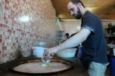 Un syrien prépare un plat dans le restaurant "Les mets damascènes Ibad al-Rahmane", dans la ville rebelle d'Idleb, en Syrie, le 19 juillet 2017