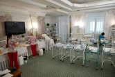 A l'hôtel Venise de Kiev, une infirmière s'occupe de nouveau-nés le 15 mai 2020