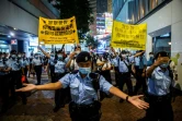 La police disperse des habitants dans le quartier de Causeway Bay à Hong Kong, le 4 juin 2021