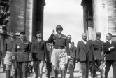 Le général américain George Patton (main levée au centre) à Paris le 17 août 1945