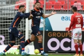 Andy Delort (c) félicité par Pedro Mendes après avoir égalisé pour Montpellier sur la pelouse de Brest, le 20 décembre 2020