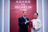 Le chef Jie Ming Jian (d) du restaurant Canton 8 reçoit 2 étoiles au Guide Michelin, le 21 septembre 2016 à Shanghai