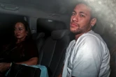 La star du football Neymar (D) et sa mère Nadine Goncalves Da Silva à leur arrivée à Belo Horizonte, au Brésil, le 2 mars 2018, où l'attaquant a été opéré du pied droit