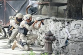 Des membres des forces de l'ordre échange des tirs avec des hommes suspectés d'avoir tué le président haïtien, le 8 juillet 2021 à Port-au-Prince 