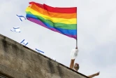 Un homme brandit un drapeau arc-en-ciel pour la Gay Pride à Tel-Aviv, le 9 juin 2017