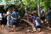 Des habitants se réunissent pour chercher des solutions à la menace latente d'expulsion de leurs logements, sur la côte du district de Jucuaran, au Salvador, le 20 juillet 2024