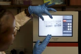 Valentine Musabyimana, chercheuse
à l'Institut KIPRE, analyse les résultats d'un test de séparation des molécules de protéines dans le venin d'un serpent pour produire des thérapies antivenimeuses efficaces, le 28 février 2025 à Nairobi, au Kenya