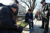 Andreï Volokitine, champion d'Ukraine d'échecs, joue avec des amateurs sur la promenade centrale de Lviv, le 20 mars 2022