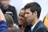 Le tennisman serbe Novak Djokovic (d) et l'ancienne championne olympique française d'athlétisme Marie-José Pérec, le 27 septembre 2017 au défilé Lacoste à Paris