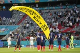 Un militant de Greenpeace atterrit en ULM sur la pelouse de Munich avec un message contre le pétrole avant France-Allemagne à l'Euro de football le 15 juin 2021